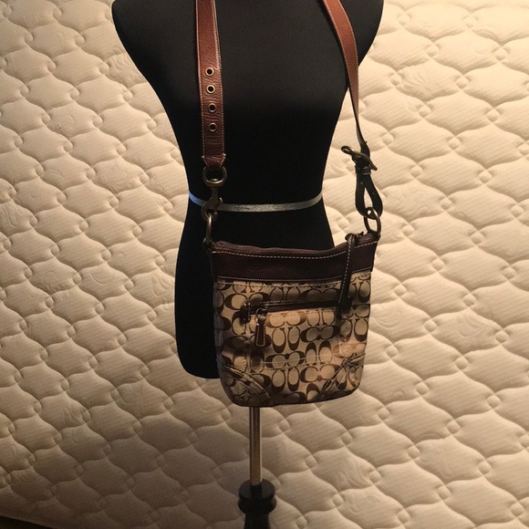 Coach bag - can be worn over the shoulder or as cross body. - Picture 3 of 3